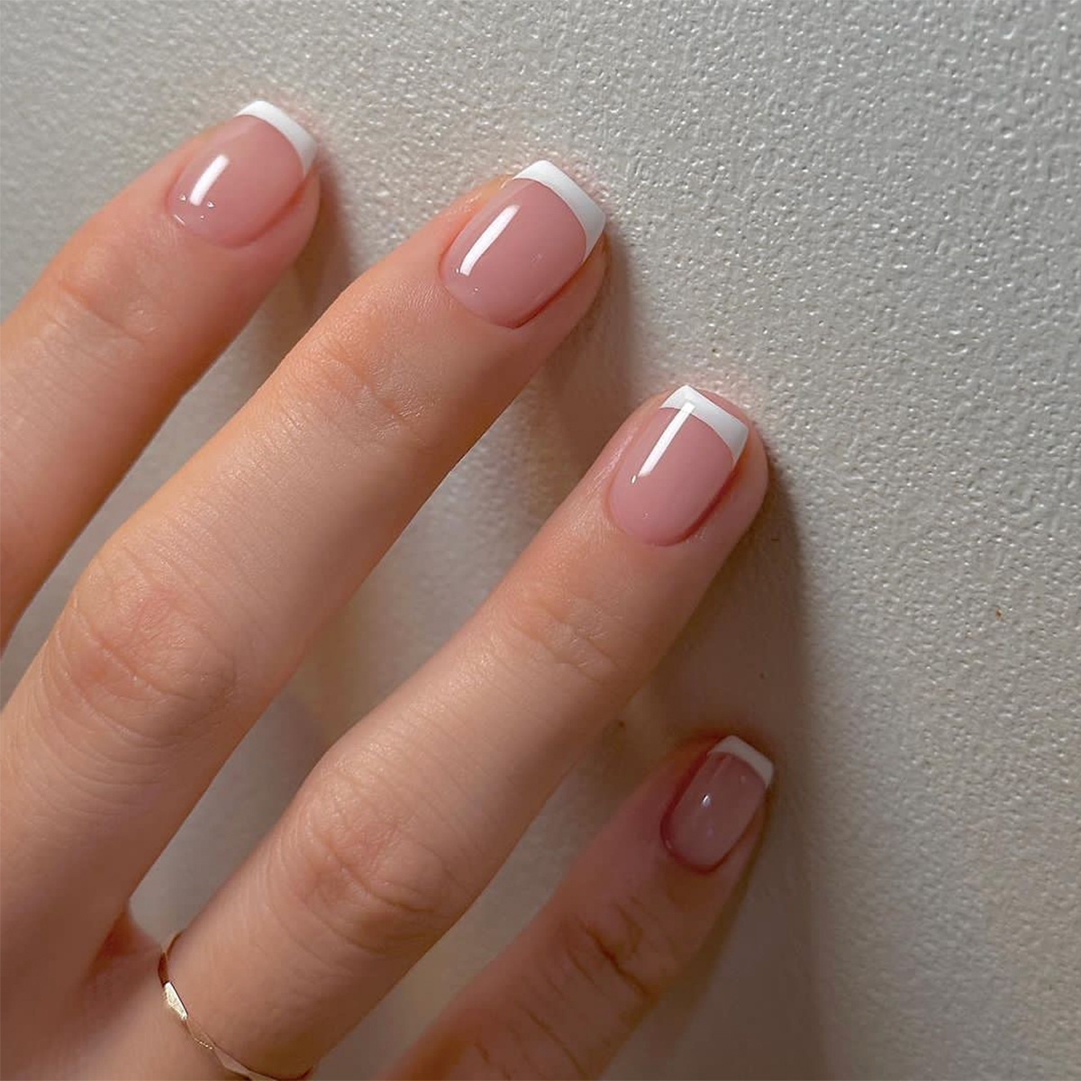 Nail Art French - Набор из 24 коротких накладных ногтей